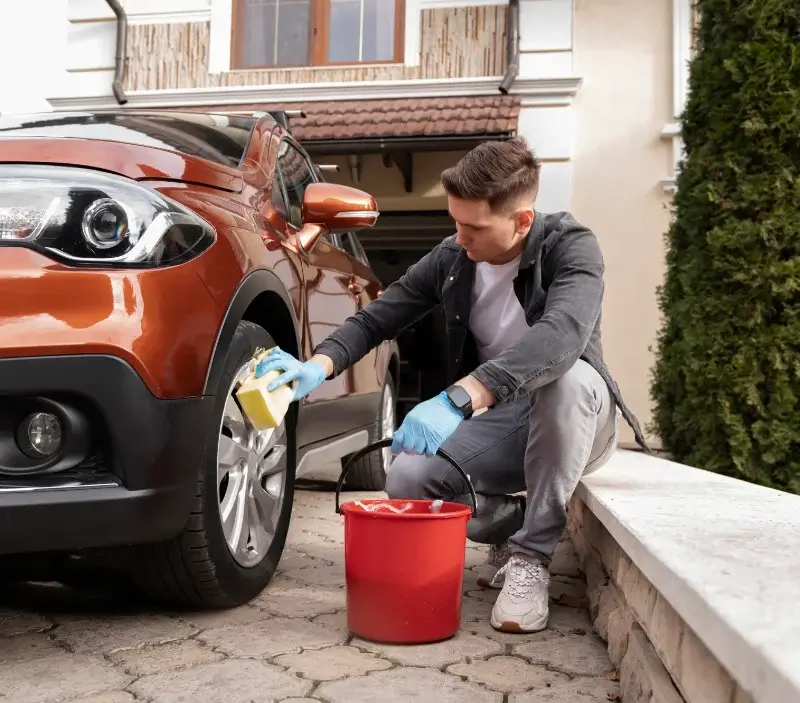 Lavage auto à domicile Saint-Langis-lès-Mortagne : professionnel intervenant sur un véhicule